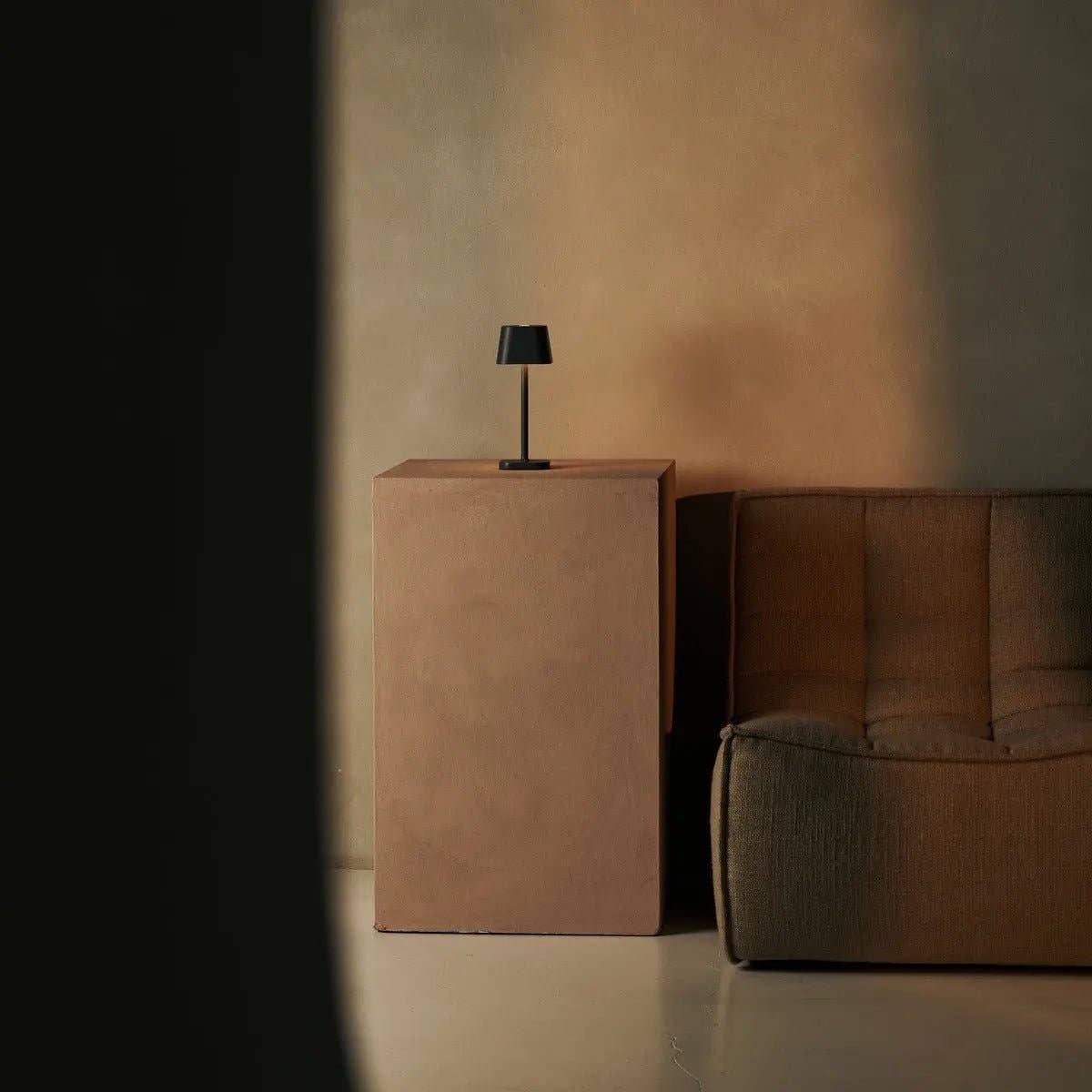 Tavellio - Venta al por mayor Lámparas decorativas/de escritorio - Lámpara de sobremesa recargable Ava Stone Grey | Elegante, inalámbrica y regulable6