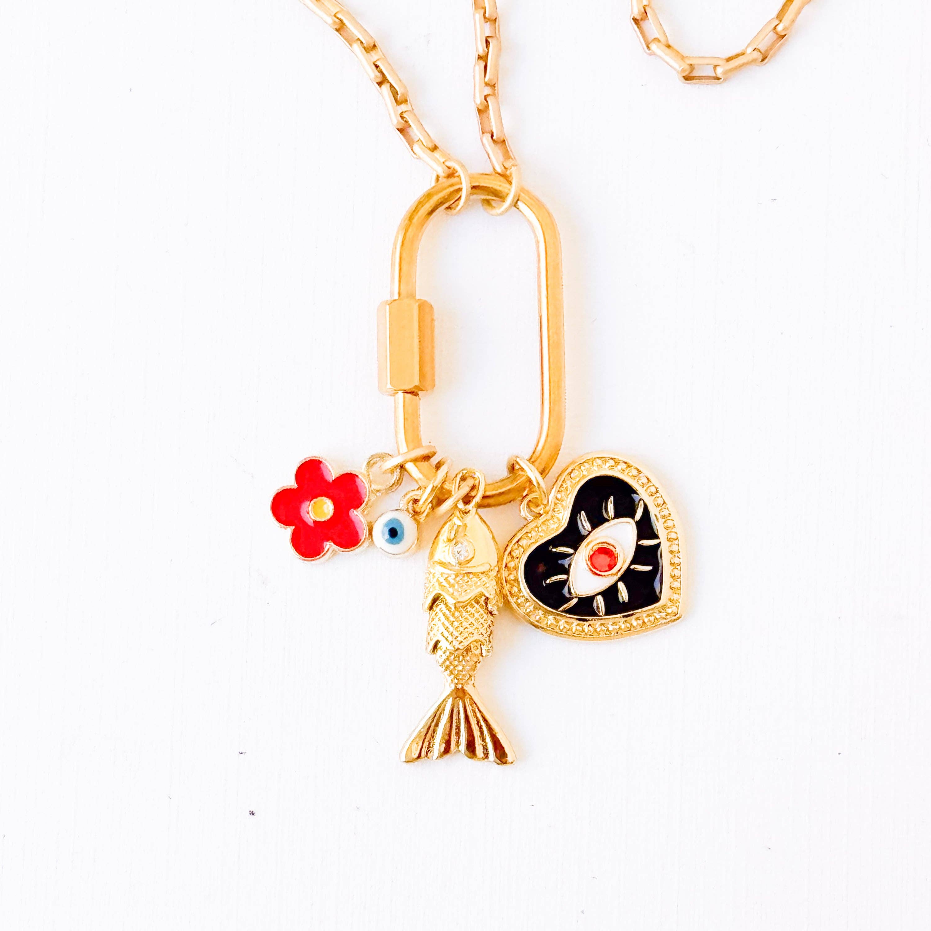 Nest Pretty Things - Vente Colliers à pendentif - Collier avec petit pendentif mousqueton doré et breloques cœur noir, poissons.2