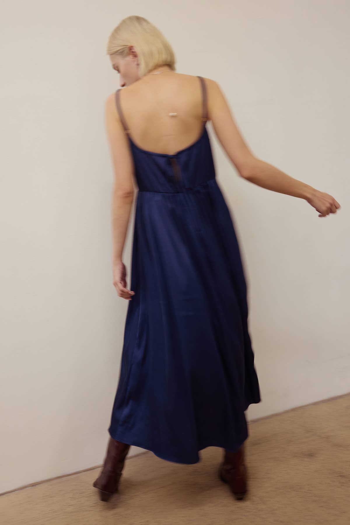 Lara Daisy - Vendita all'ingrosso Vestito - Donna - Abito midi in satin con spalline e fiocco sul retro13