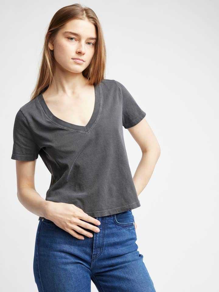 T-shirt à col en V Frankie pour la vente par Self Contrast