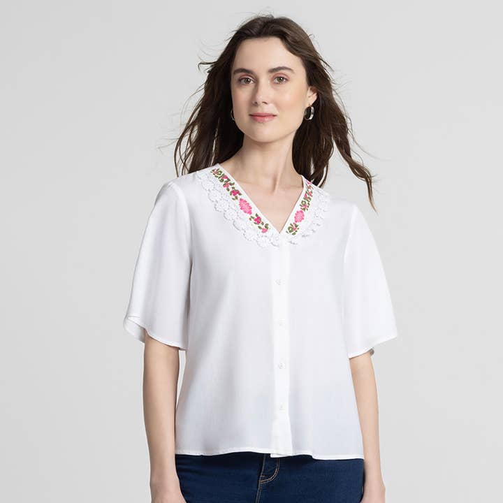 Vit blommönstrad knappblus för wholesale av Benares