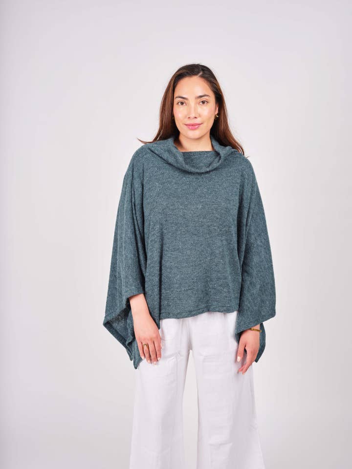 Windhorse Trading Inc – Engroshandel Overtøjsponcho – Kvinder – Poncho med halsudskæring. WN15024