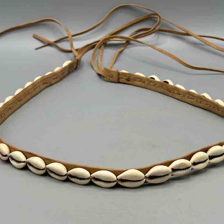 The Niger Bend – Großhandel Gürtel – Damen – Schmaler afrikanischer Krawattenverschluss aus echtem Kaurimuschelleder40