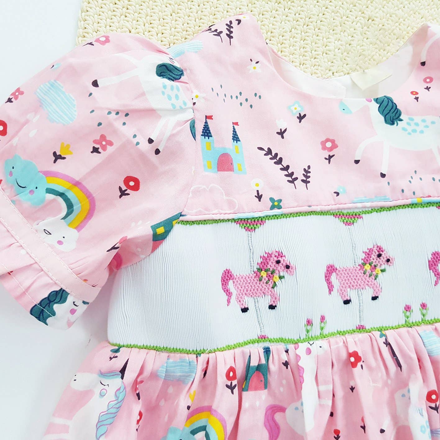 Angeline Kids - Venta al por mayor Vestido - Niños - Vestido fruncido a mano de unicornio arco iris para bebé niña1
