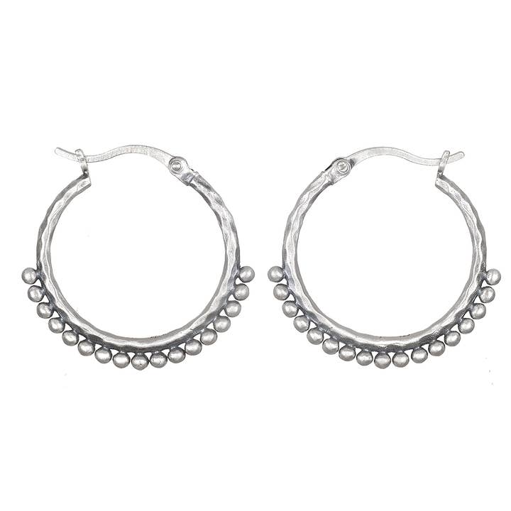 Hamrade Dot Hoop-örhängen - Silver för wholesale av Satya Jewelry