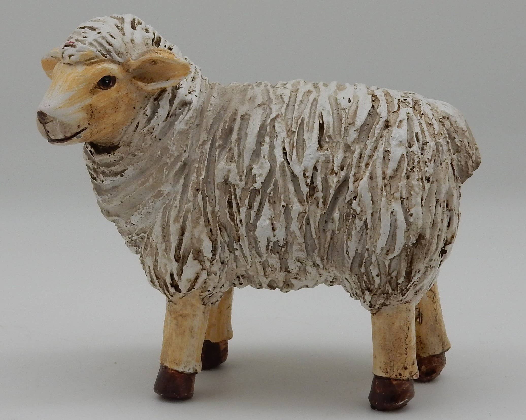 Green Pastures Wholesale - Wholesale Decoratief beeldje - Boerderijdierfiguren - kleine schapenfiguur0