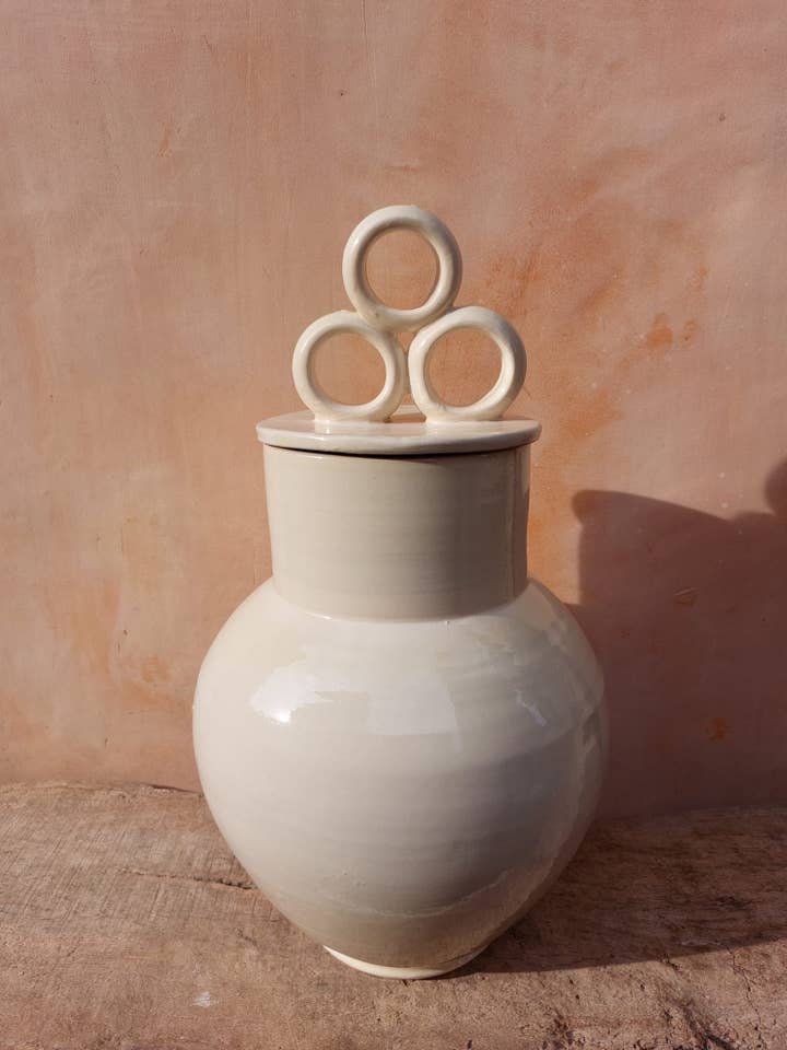 Pot en terre cuite blanche. pour la vente par Cerámica Roca Caus