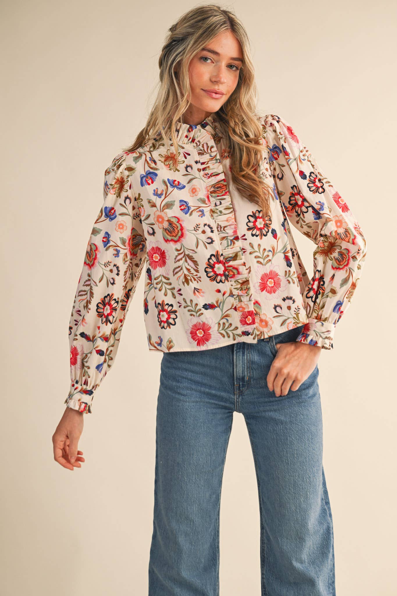 &MERCI – Engroshandel Skjorte med buttondown – til kvinder – EKSKLUSIV BLOMSTRET RUFFLET KNAPNEDERDEL TOP MTP45607