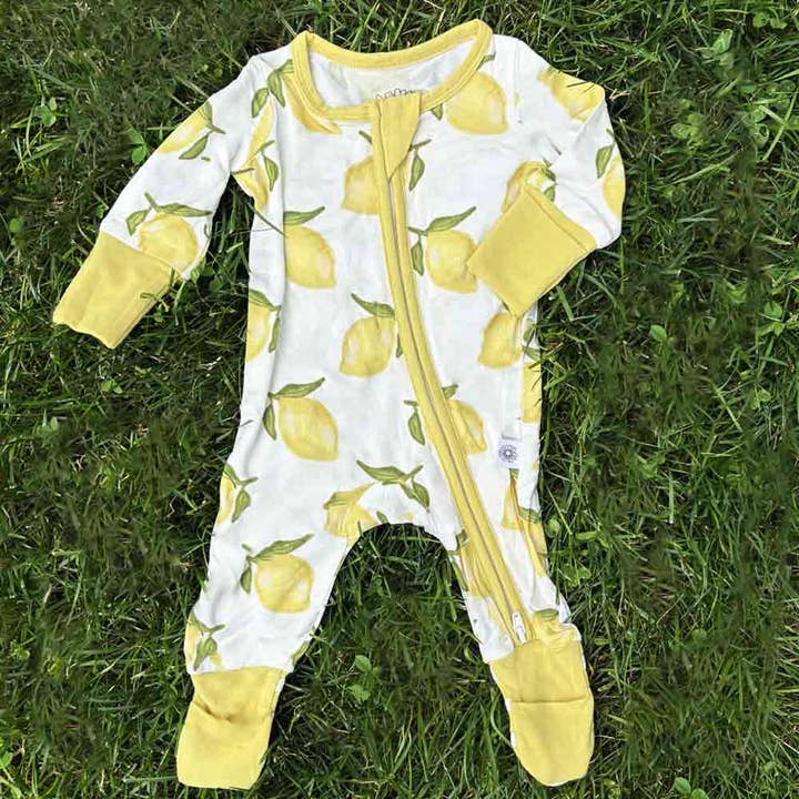 Grenouillère en bambou à motif citron avec impression antidérapante pour la vente par Sweet Daisy Baby Clothing