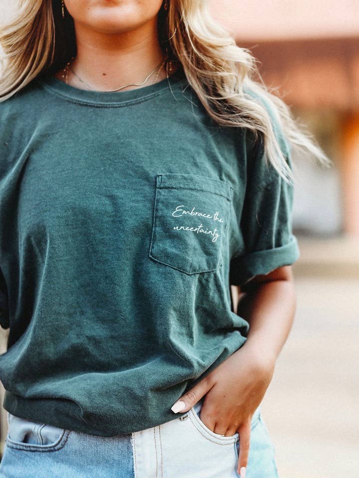 Omfamna Osäkerhetsplaggfärgad Pocket Tee för wholesale av Rad Vibes Only