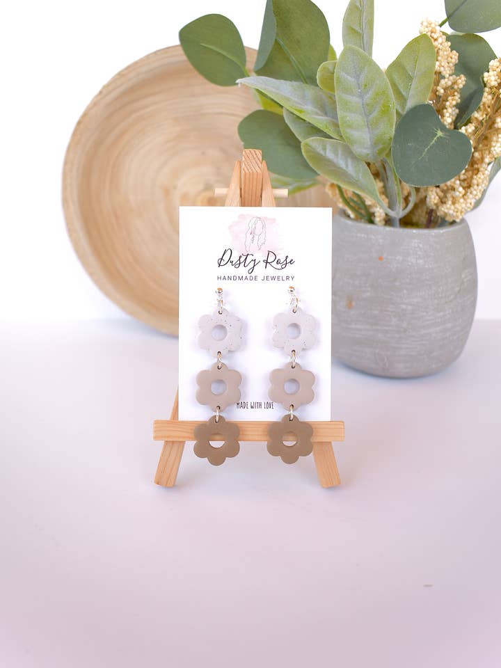 Ciondoli neutri a triplo fiore per la vendita all'ingrosso da parte di Dusty Rose Creations