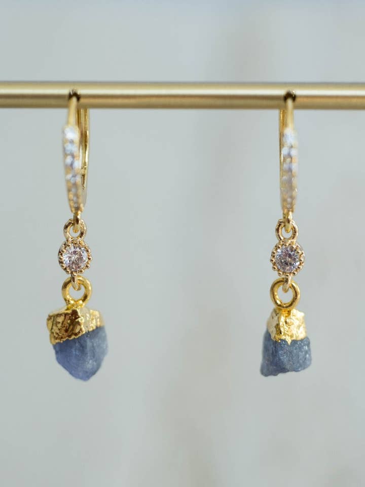 Huggies en tanzanite crue pour la vente par Rox & Lily