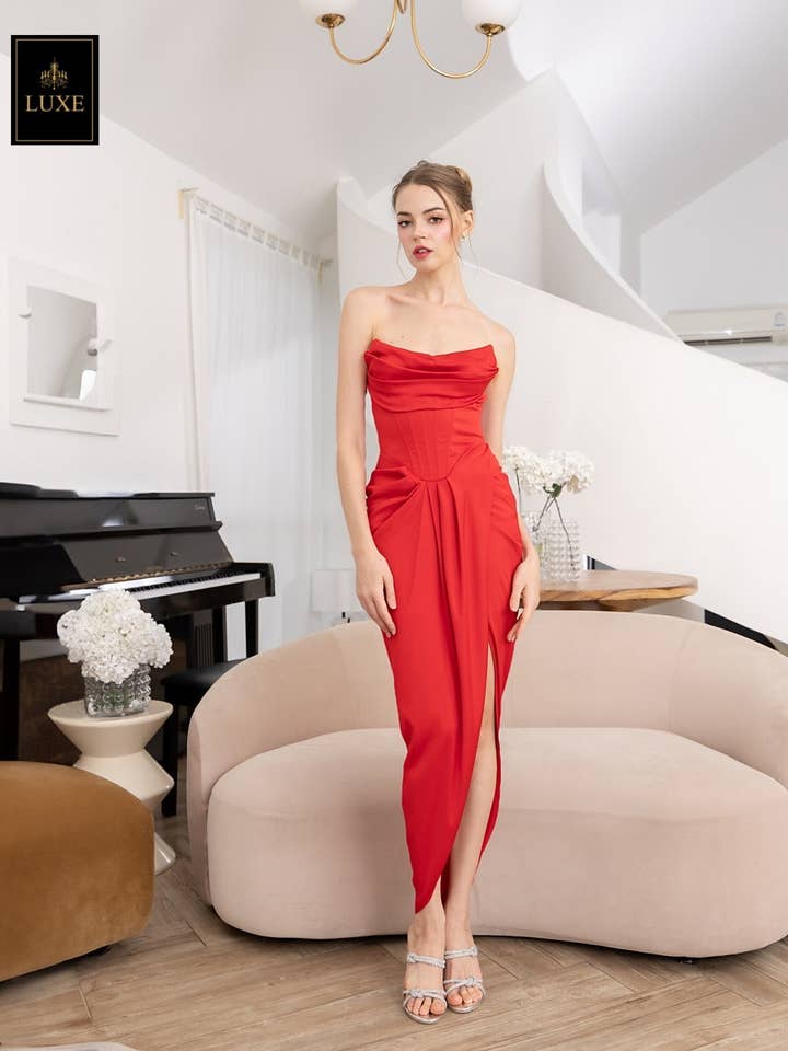 AlexyDesings – wholesale Klänning - Dam – Draperad klänning med slits framtill och bystier.10