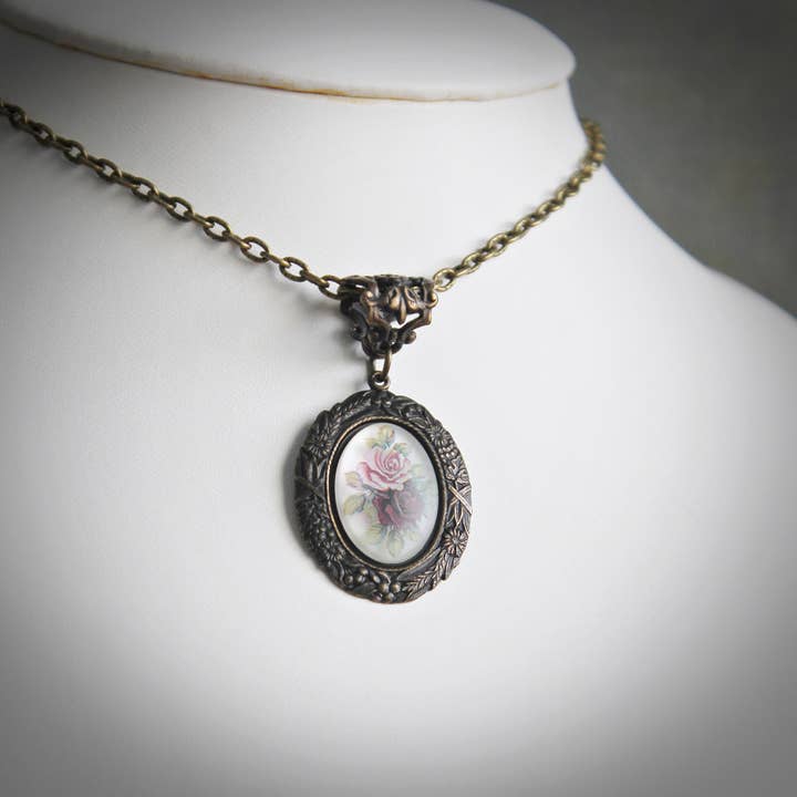 Collier caméo floral givré en bronze antique profond pour la vente par Circa 1890