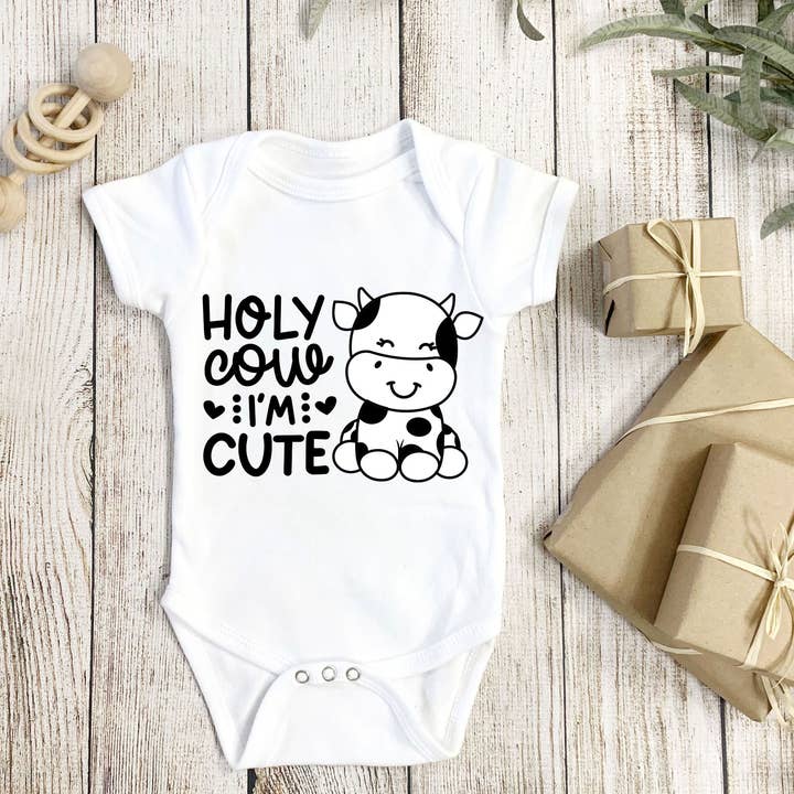 Holy Cow I'm Cute Onesie voor wholesale door Driftwood Market Wholesale