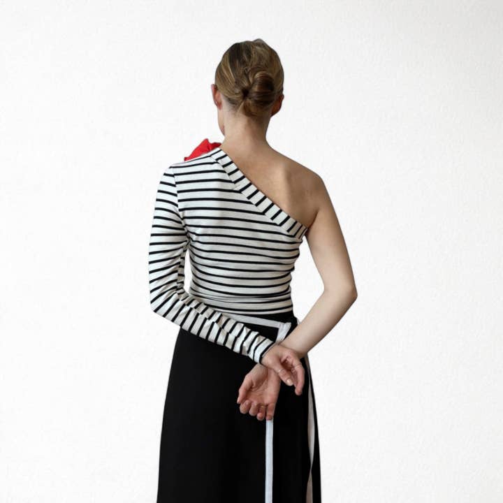 London Atelier Byproduct - Vendita all'ingrosso Camicetta - Donna - Top a righe con una manica e spilla a forma di fiore rosso3