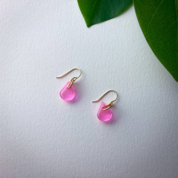 Raindrop Mini Petal roze oorbellen - handgemaakt voor wholesale door BOMPOM Studio Resin Jewelry
