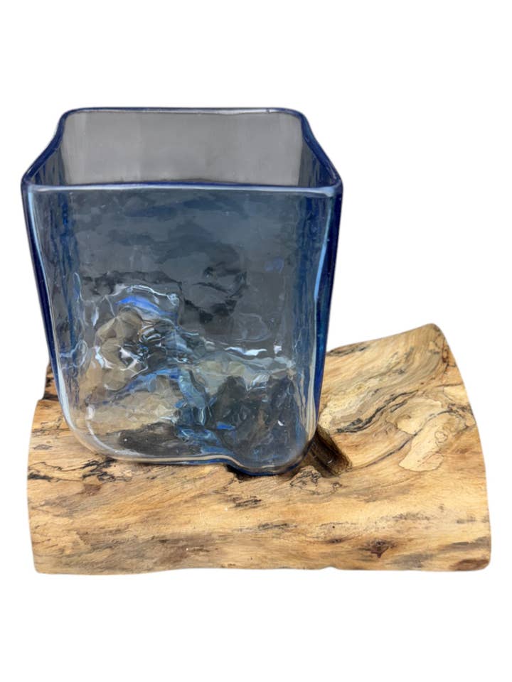 Vetro Fuso Blu Quadrato 8" x 7" x 7" su Base in Legno per la vendita all'ingrosso da parte di Tremont Floral Supplies