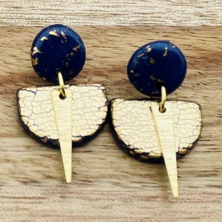 Angie/Statement Ørering/Lille Navy Guld Øreringe/Semi Circle/Dolk/Naval Acadamy Smykker/Mørkeblå og Guld/Navy for engroshandel hos Monty and Mirabelle