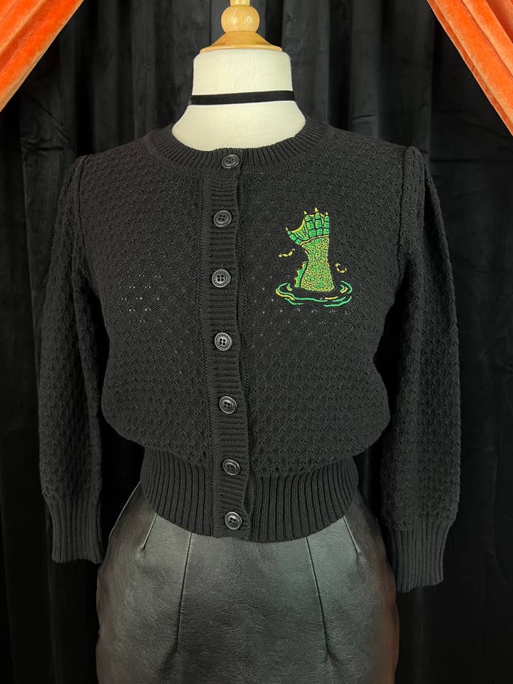 Cuidado com o Cardigan Cortado Lagoon Plus size em Preto por atacado de Mischief Made