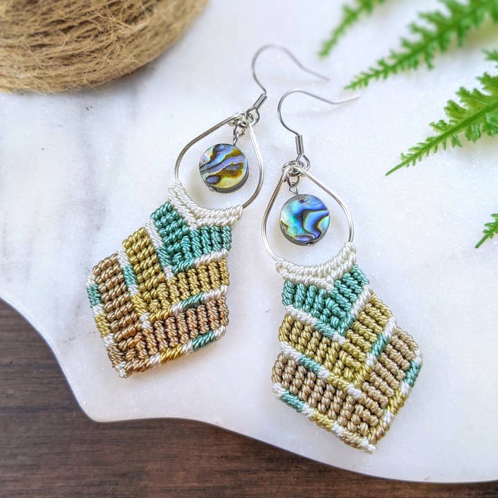Orecchini macramè con conchiglia di abalone, fatti a mano per la vendita all'ingrosso da parte di Hang Loose Creations