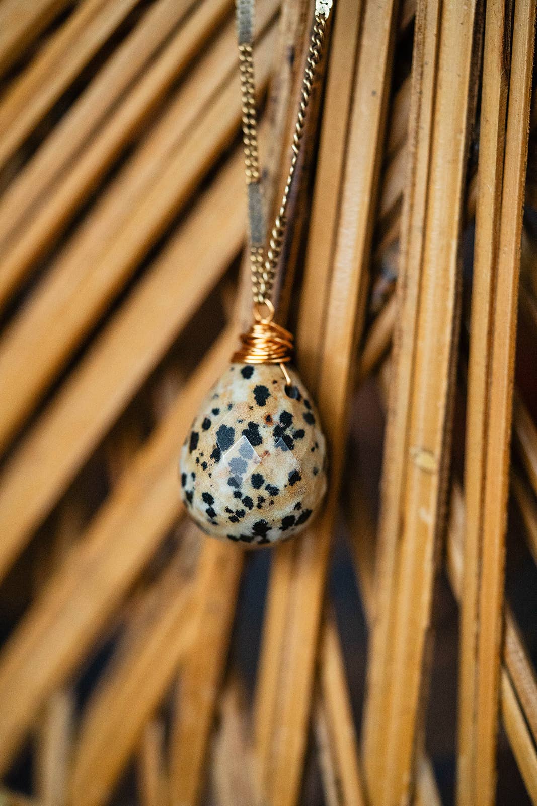 Bella Vita Jewelry - Venta al por mayor Collares con colgantes/abalorios - Collar en forma de gota con piedras naturales de Zara | Jaspe dálmata0