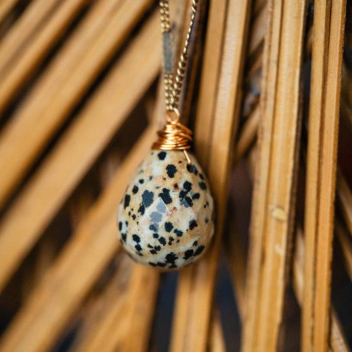 Bella Vita Jewelry - Venta al por mayor Collares con colgantes/abalorios - Collar en forma de gota con piedras naturales de Zara | Jaspe dálmata