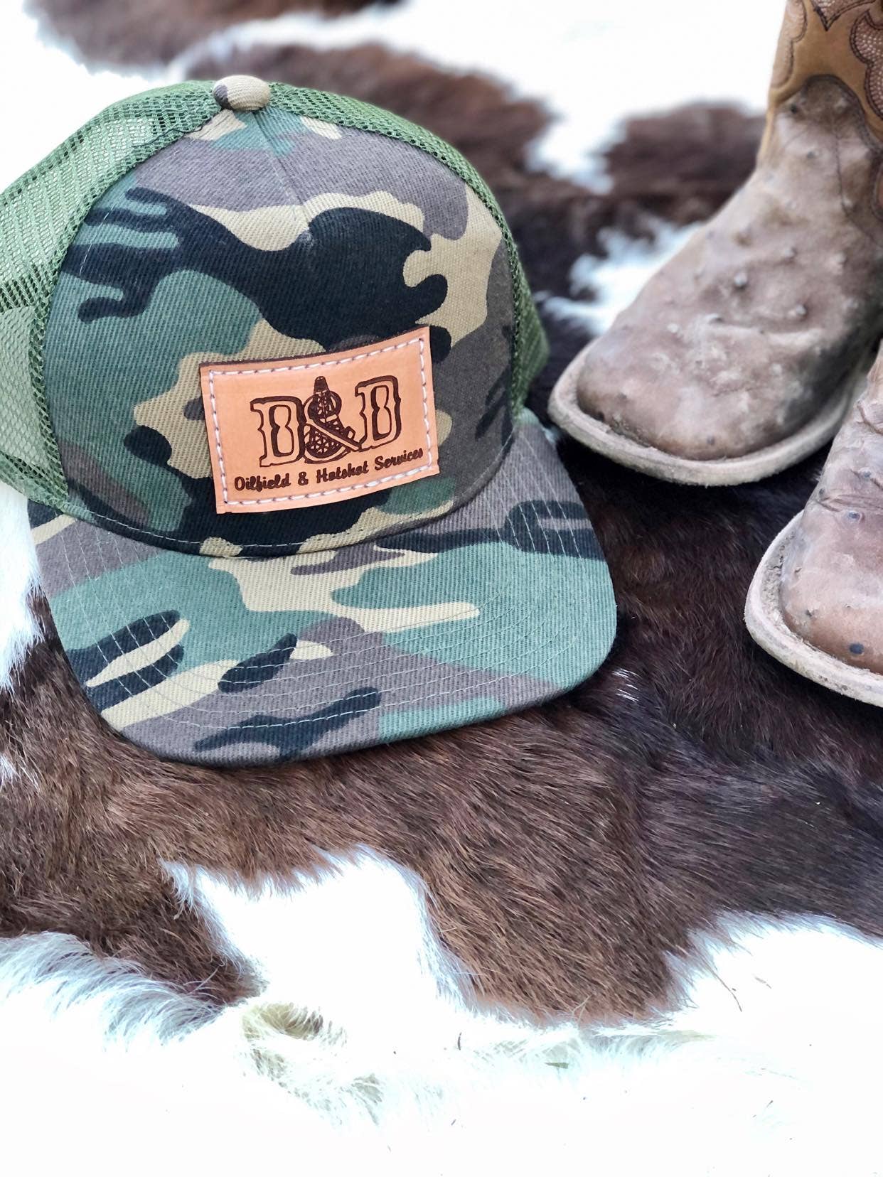 Rafter B Leather – Großhandel Trucker-Cap – Unisex – Kundenspezifische Hüte mit Lederaufnäher (12 Hüte)7