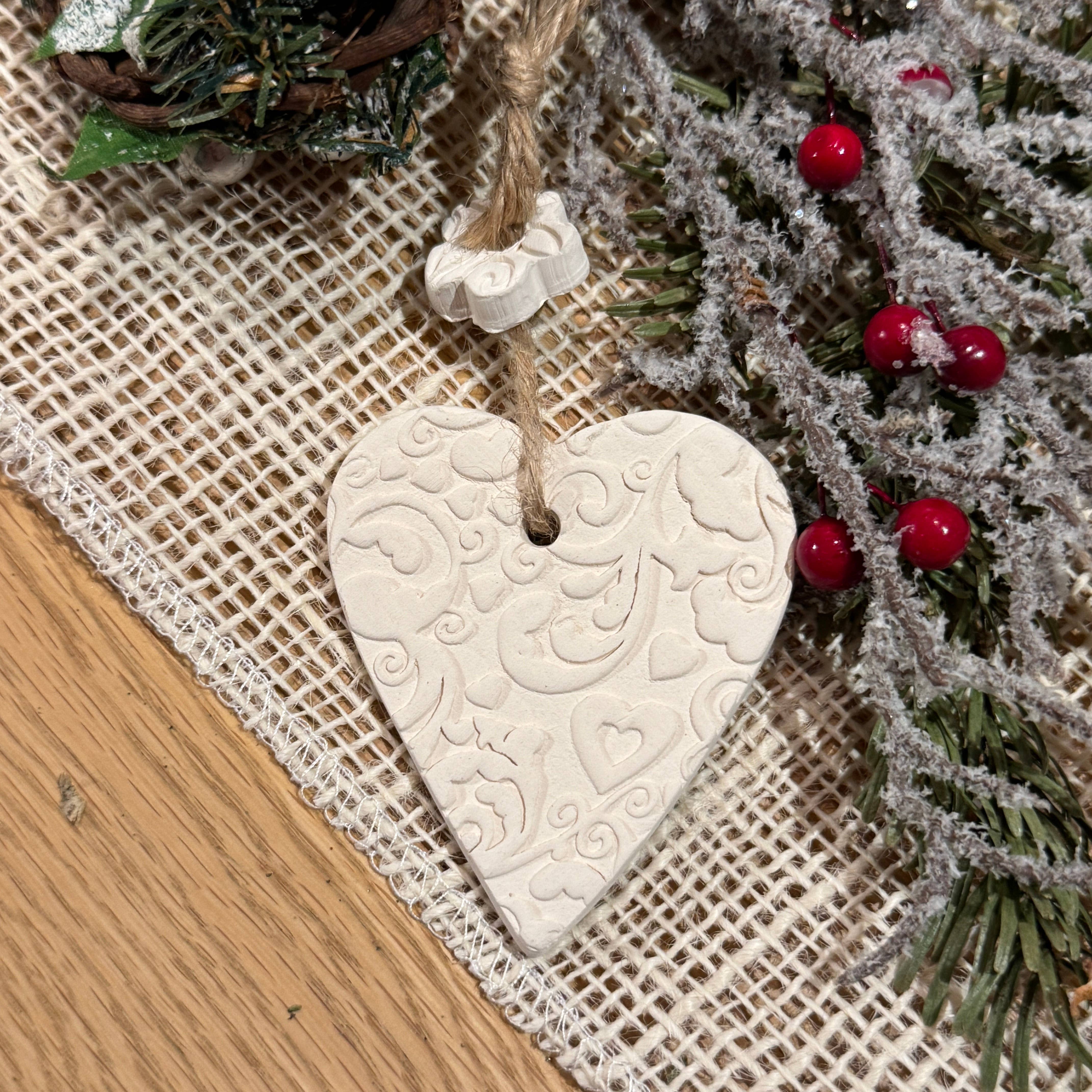 Anoq - Wholesale Reed Diffuser - White ceramic hanging heart fragrance diffuser1