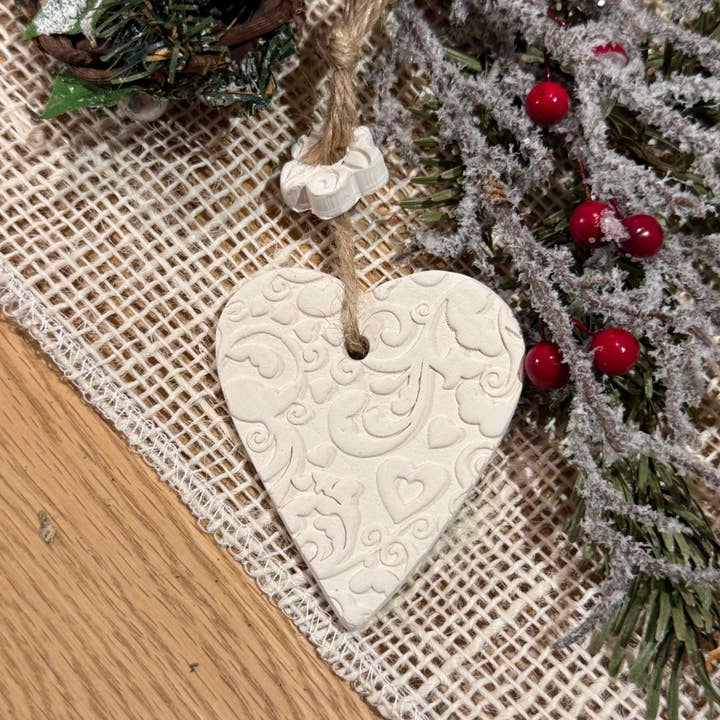 Anoq - Wholesale Reed Diffuser - White ceramic hanging heart fragrance diffuser1