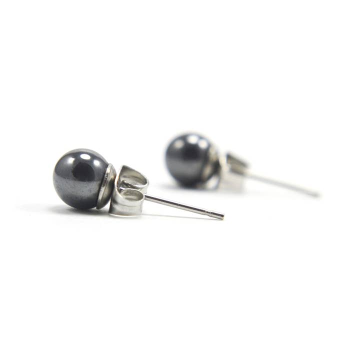 Boucles d'oreilles clous en hématite de 6 mm, clous en pierre précieuse en acier chirurgical hypoallergénique pour la vente par Little Gems Jewels