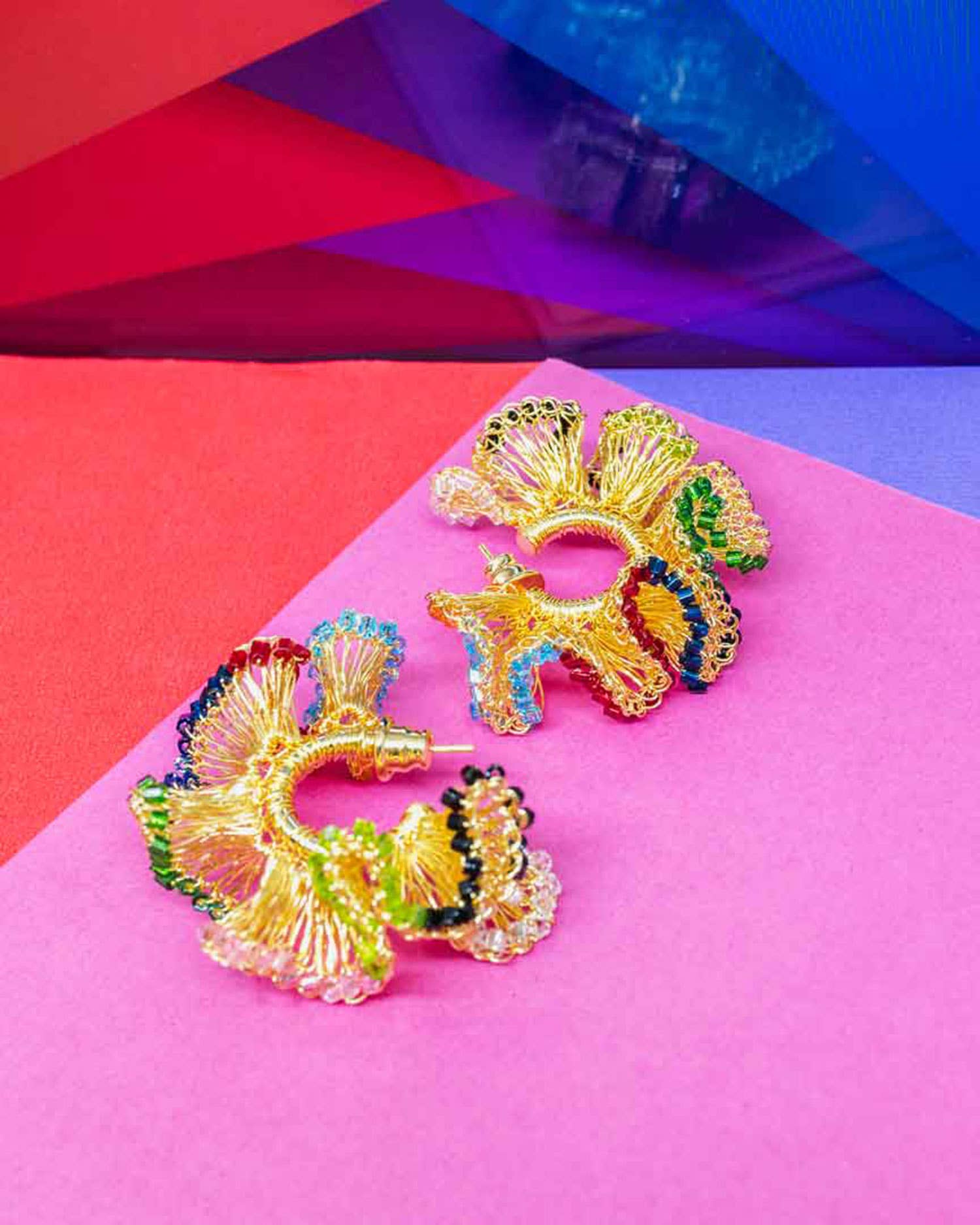 Lavish By Tricia Milaneze - Vendita all'ingrosso Orecchini a cerchio - Orecchini fatti a mano all'uncinetto Rio Hoops multicolore e oro2