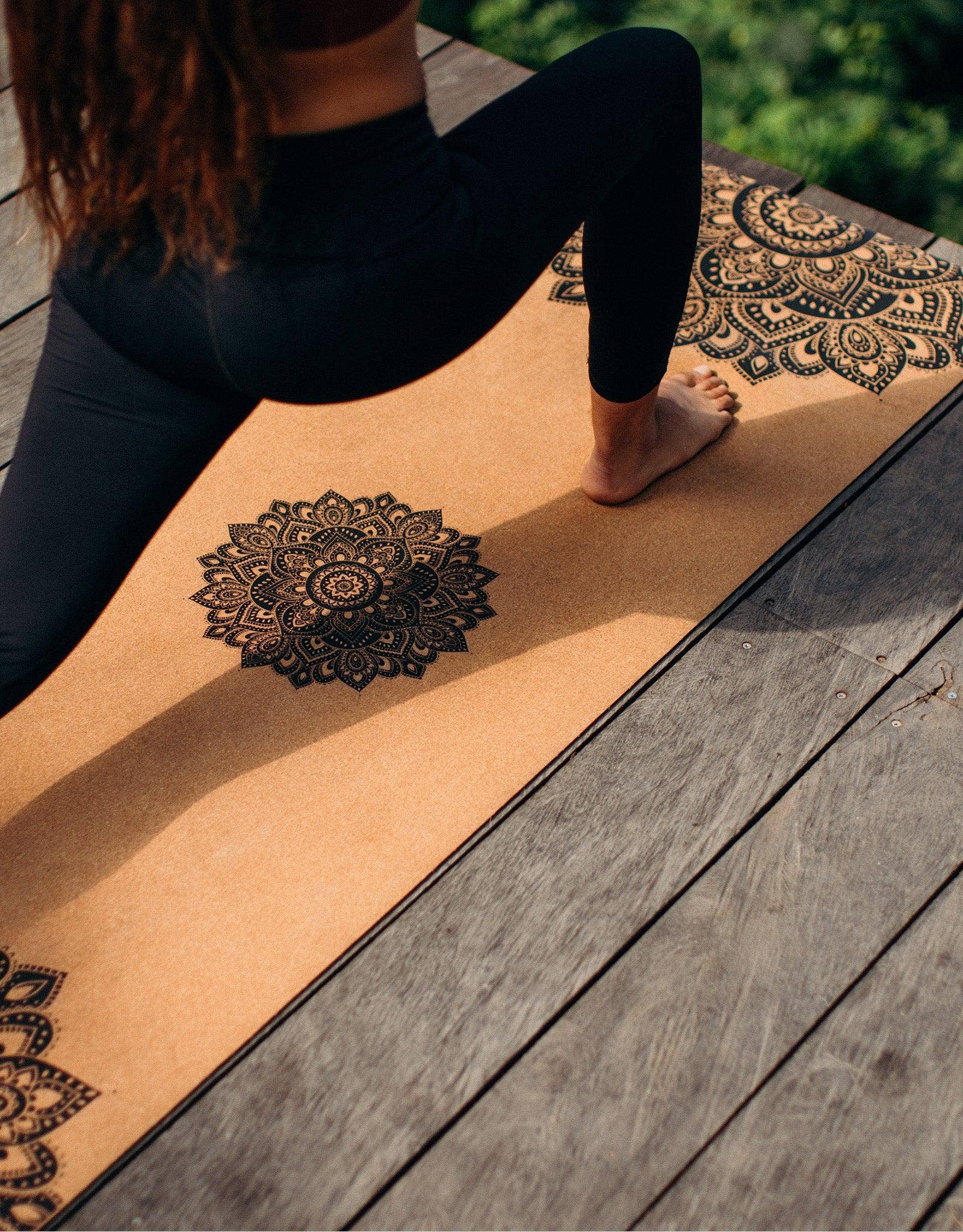 Yoga DesignLab EU – Großhandel Yogamatte – Reise-Yogamatte aus Kork - Mandala Schwarz6