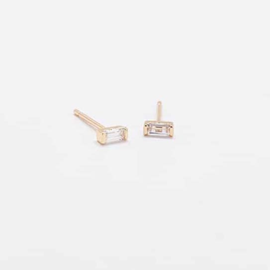 Mini White Baguette Gold Studs - Sieraden voor wholesale door Admiral Row Jewelry
