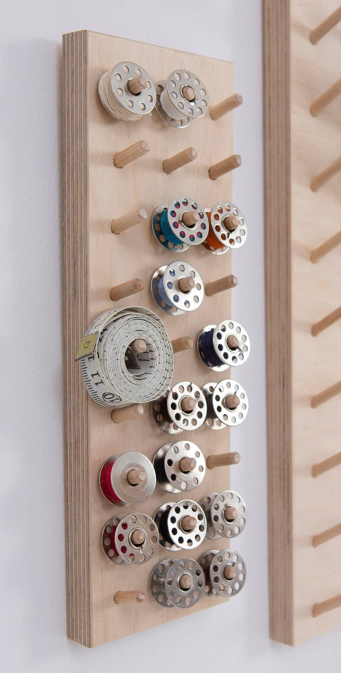 Thread Pegs - Vente Matériels de bricolage - Rangement mural pour bobines de fil avec mini panneau perforé – cadeau couture4