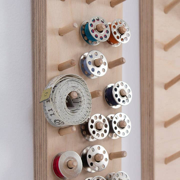 Thread Pegs - Vente Matériels de bricolage - Rangement mural pour bobines de fil avec mini panneau perforé – cadeau couture4