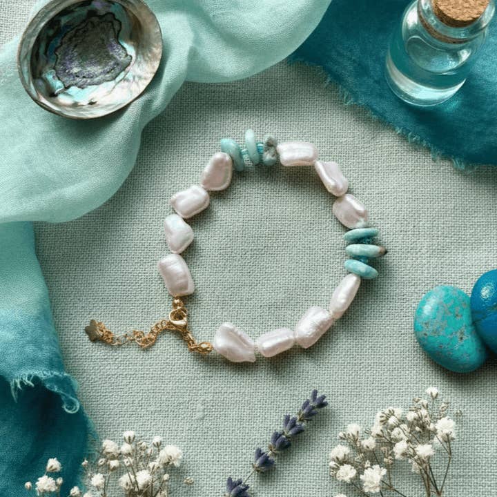 Blue Grotto – Bracciale artigianale con perle baby barocche e chips di Larimar and other Purchase Wholesale gronne kaffebonner. Free Returns & Net 60 Terms on Faire trending on Faire.