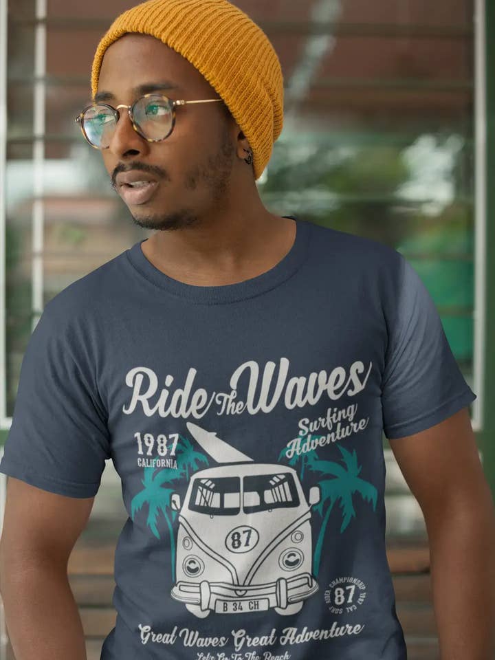T-shirt homme ULTRABASIC graphique « Ride the Waves » - Thème surf et plage pour la vente par ULTRABASIC