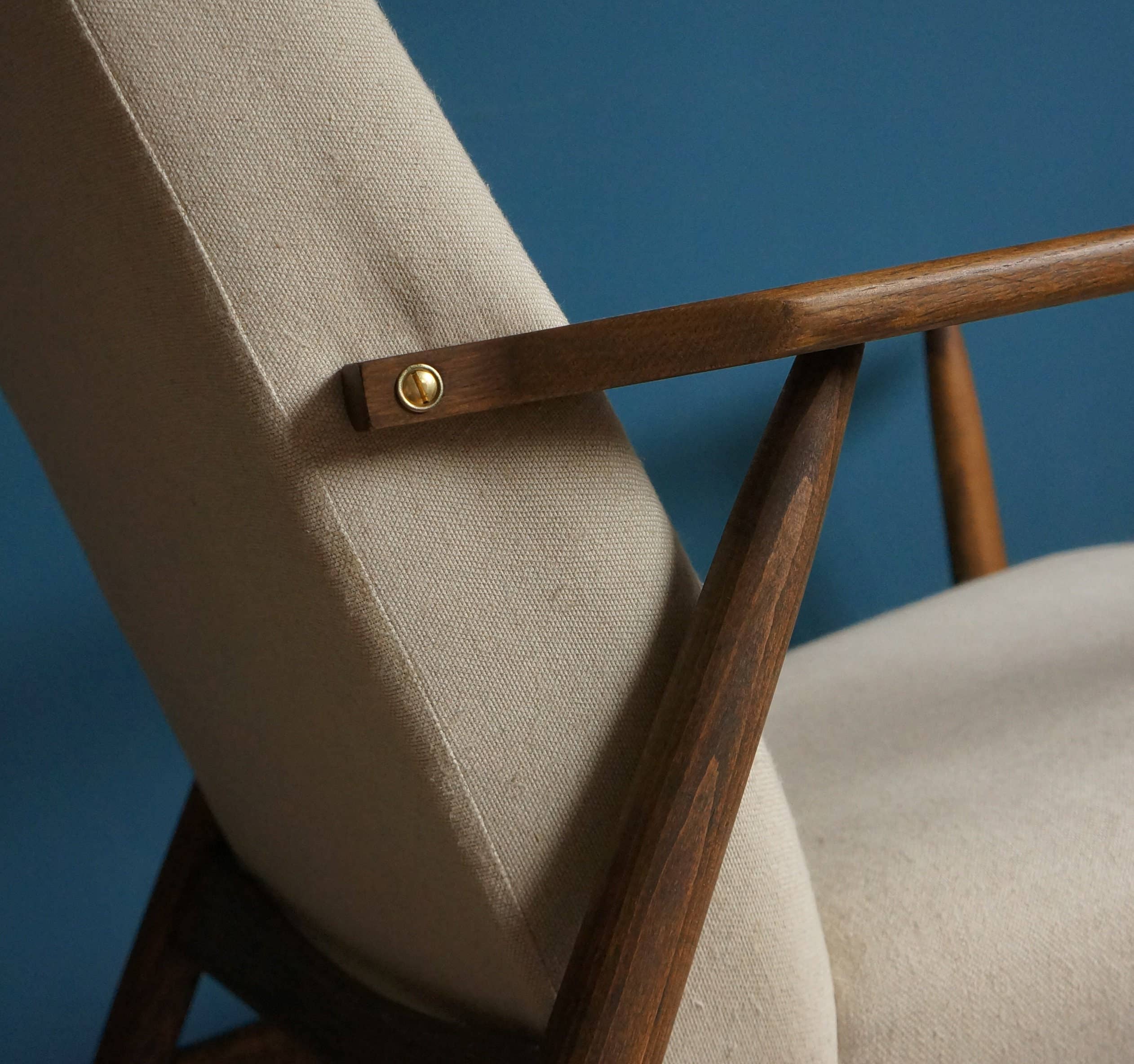 Workshop of Forms - Wholesale Stoel - Vintage fauteuil met beige linnen bekleding en messing accenten4