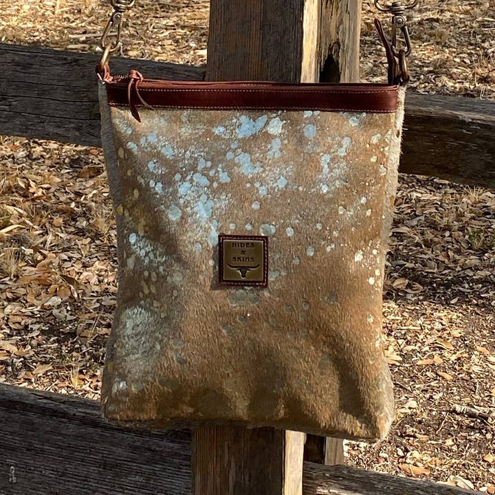 Bolso Bandolera de Piel de Vaca IDA con Dorado Metálico para venta al por mayor de Cowhide Texas Store Inc