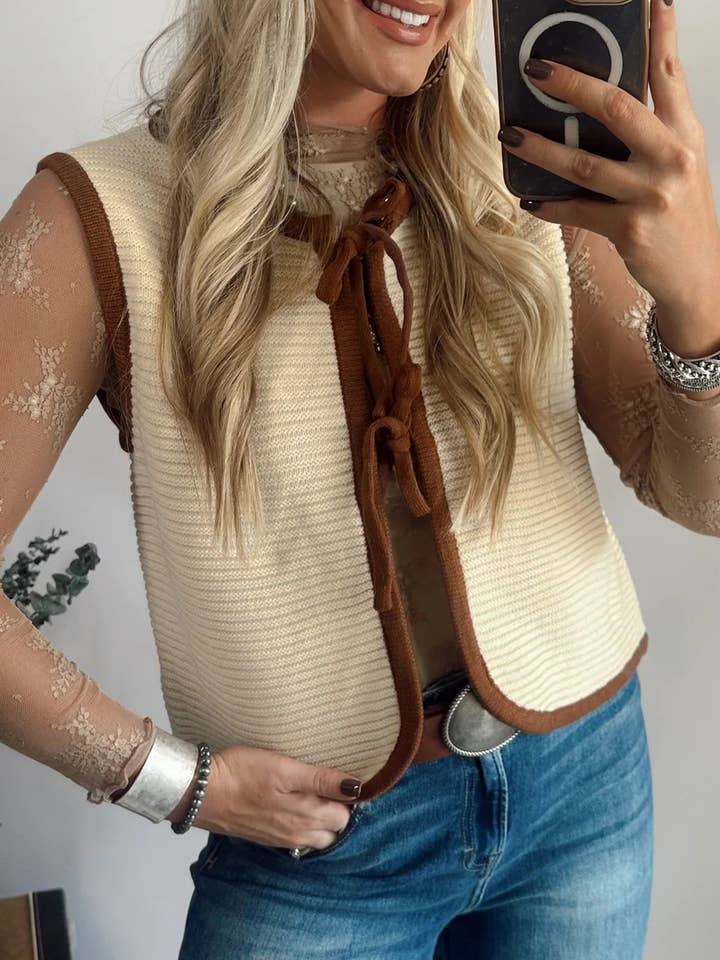 Vit horisontellt ribbstickad väst med kontrasterande kantband och knytning framtill. för wholesale av Shoppe247