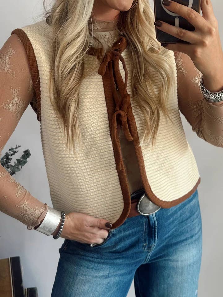 Hvid vandret ribstrikket vest med kontrastkant og bindebånd foran for engroshandel hos Shoppe247
