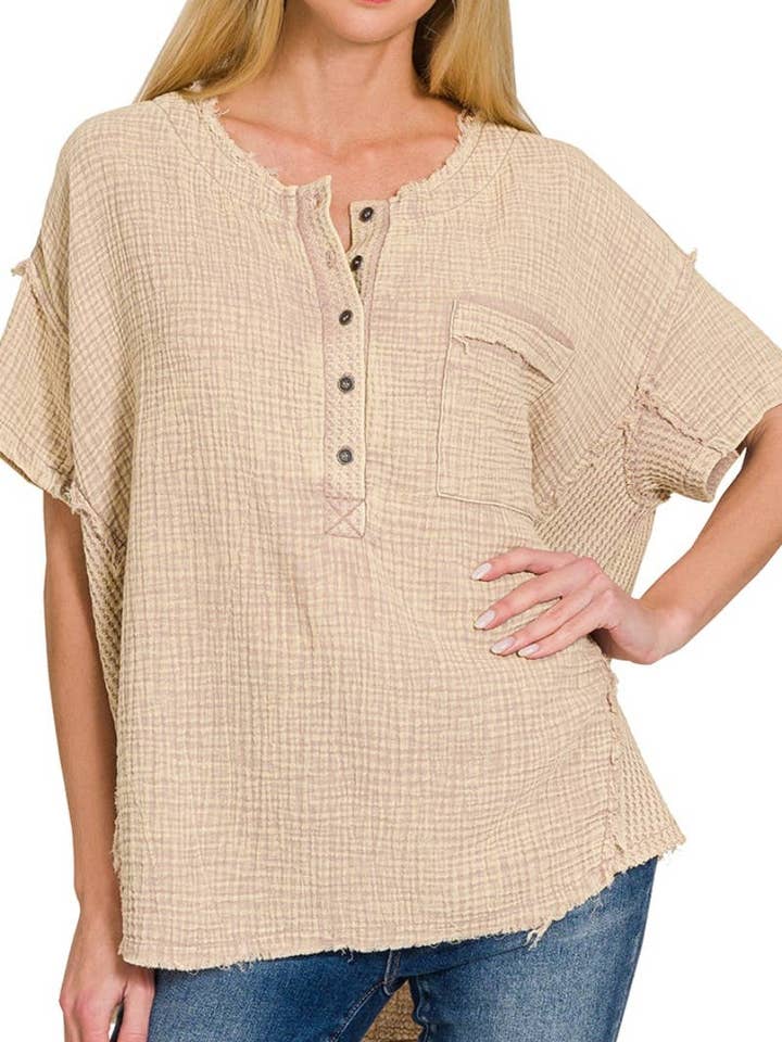 Gewassen dubbelwandige top met henley-hals en 3/4 knopen voor wholesale door Vanilla Monkey