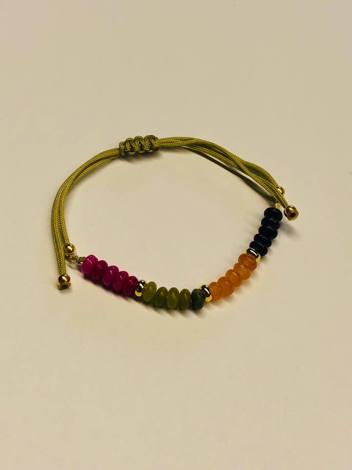 Bracelet en pierre précieuse verte en soie circulaire pour la vente par DEMARCA