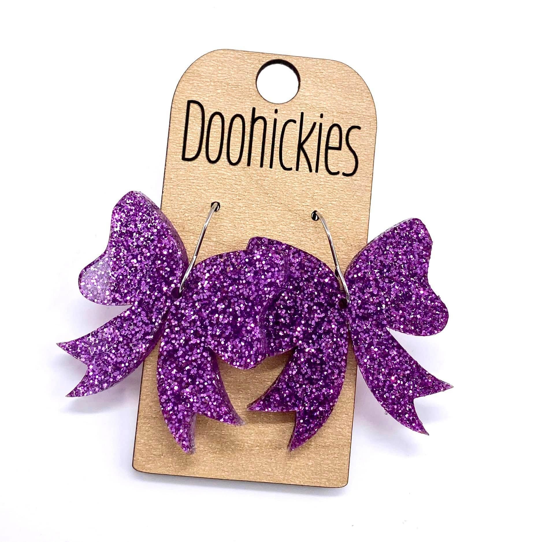 Doohickies - Vente Boucles d'oreilles pendantes - Boucles d'oreilles pendantes avec nœud à paillettes de 1,5" - Boucles d'oreilles personnalisées esprit d'école - 9 options de couleur6