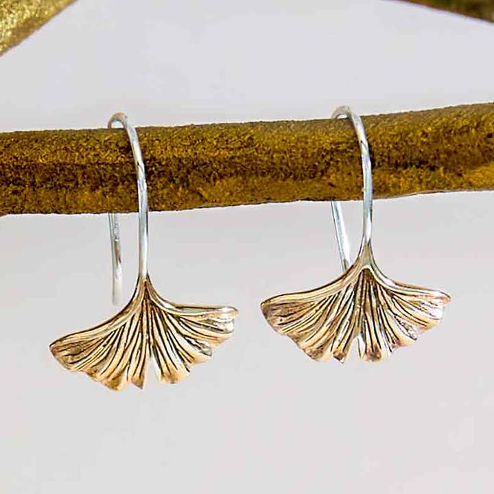 Pendientes de plata de ley o bronce con forma de hoja de ginkgo, 22 x 14 mm para venta al por mayor de Nina Designs