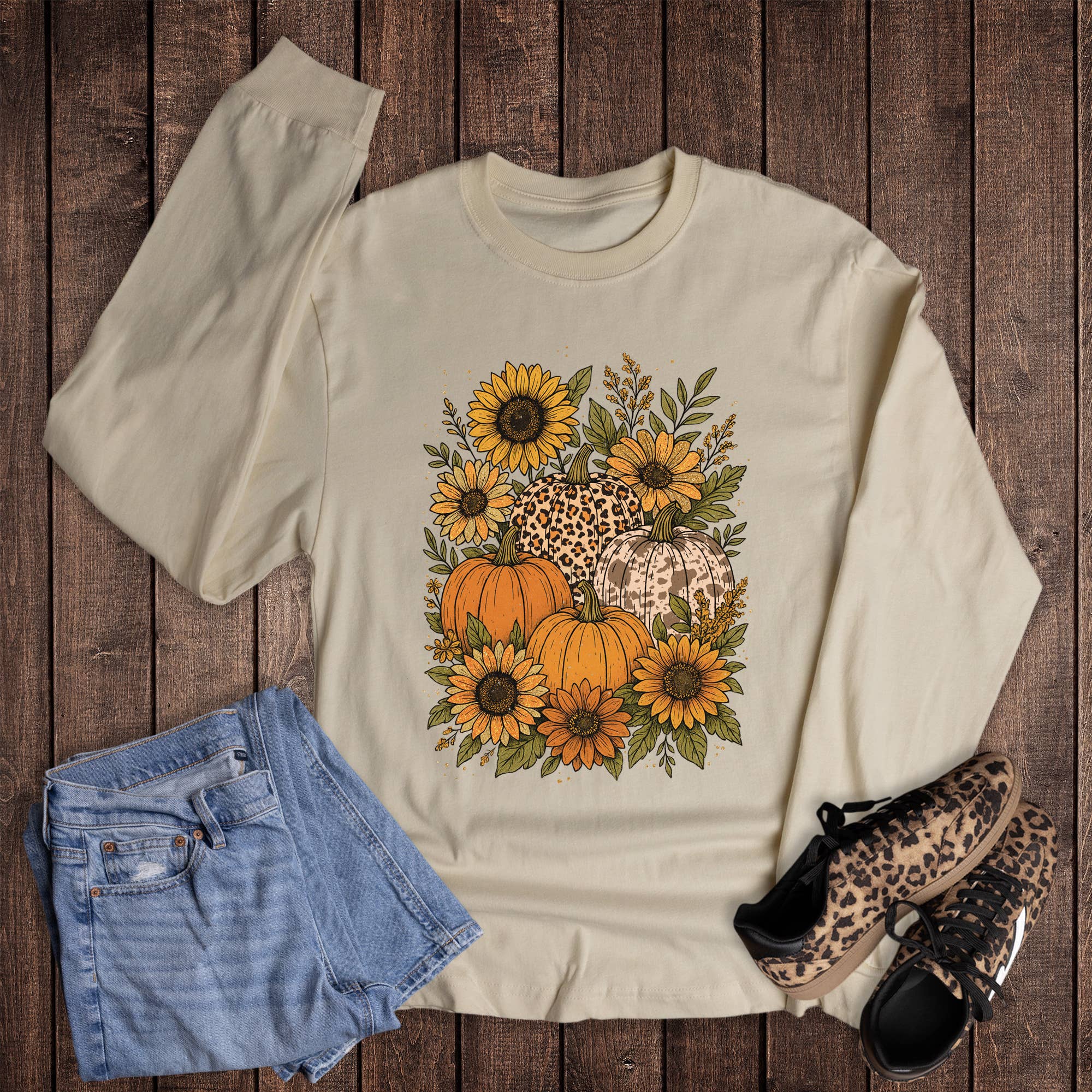 Naturel T-shirt graphique à manches longues avec citrouilles bohèmes d'automne et tournesols en vente sur Faire0