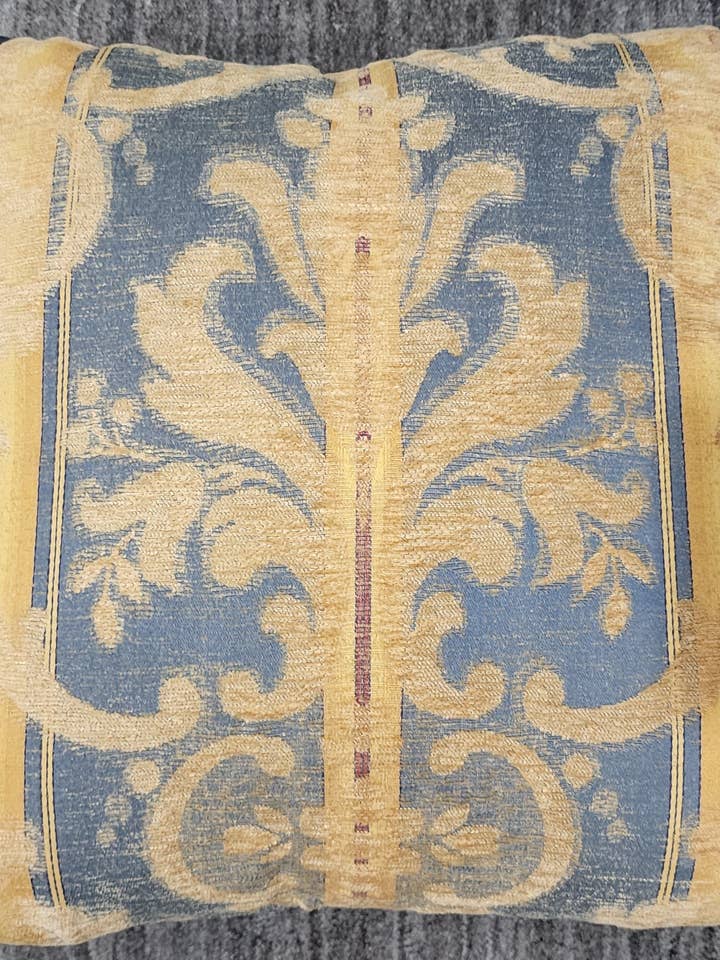 Coussins anglais anciens pour la vente par John Ahmad