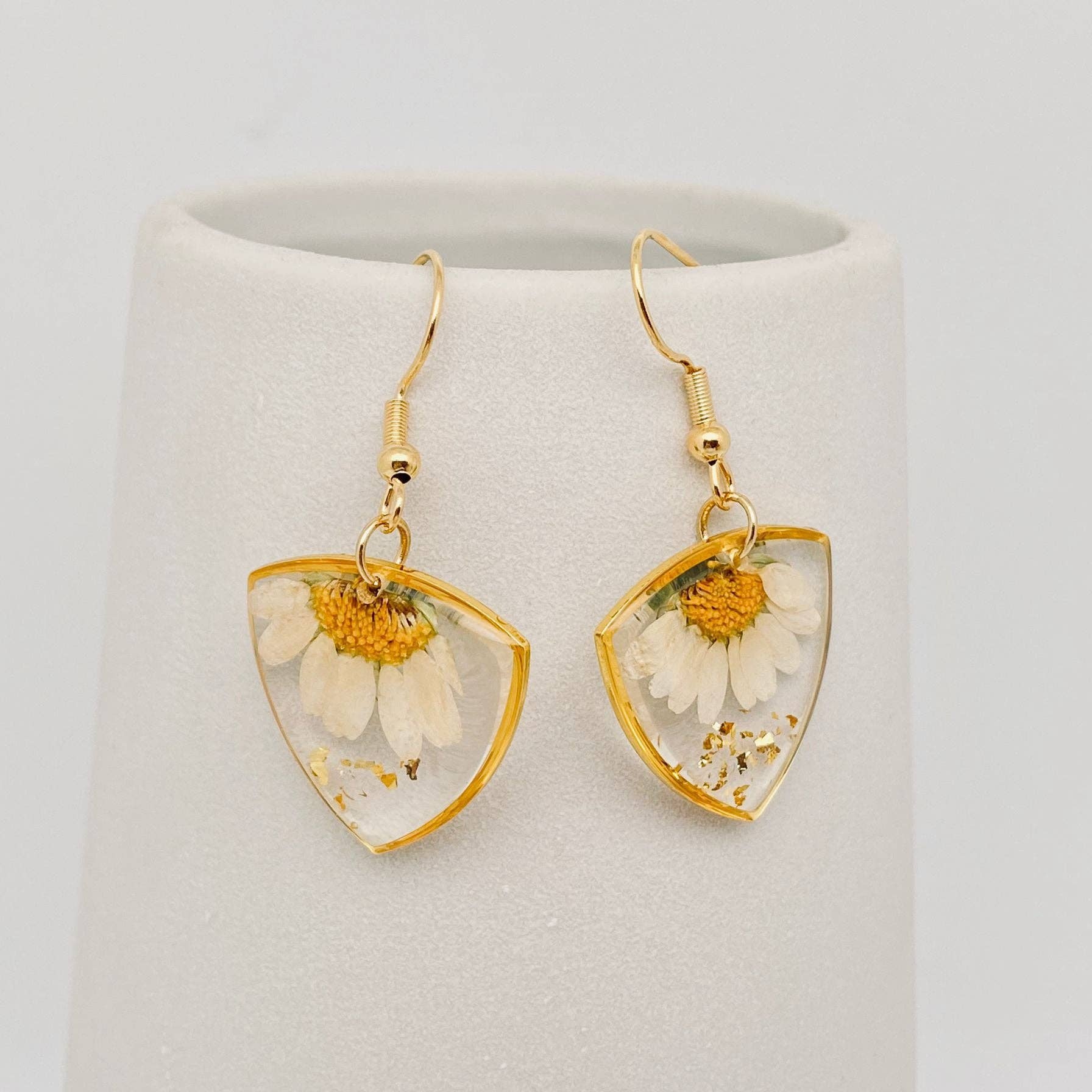 Mio Queena - Wholesale Dangle Earrings - Genuine Dried Flower Pressed Daisy Dangle Earrings - PDF1
