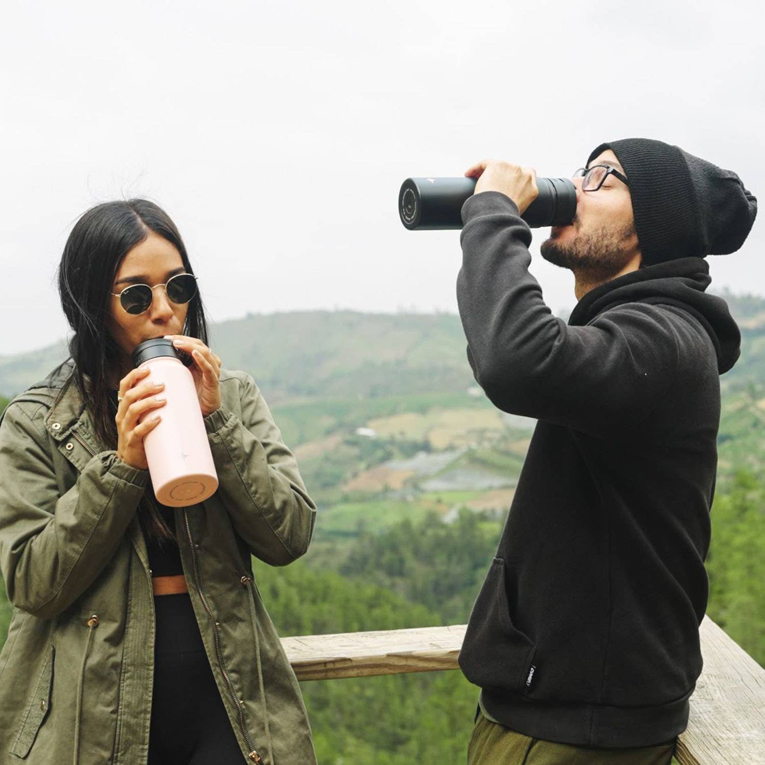JoyJolt - Vente Bouteilles d'eau - Bouteille d'eau en acier inoxydable avec couvercle rabattable et paille de sport31